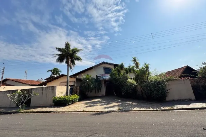 Casa Espetacular à Venda no Parque Xingu em Lins com 4 Suítes e 10 Vagas de Garagem