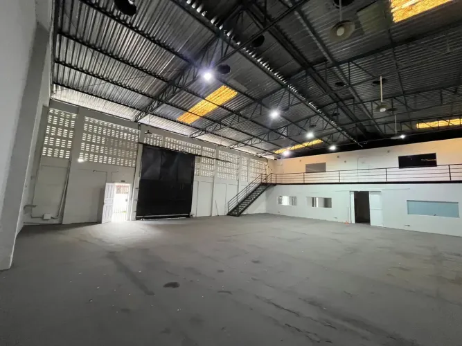 Galpão totalmente estruturado em Santa Monica, VV, 700m², banheiro, cozinha e 7 ambientes