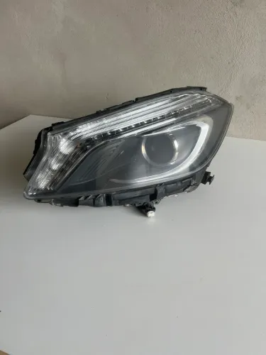 Farol Mercedes GLA 200