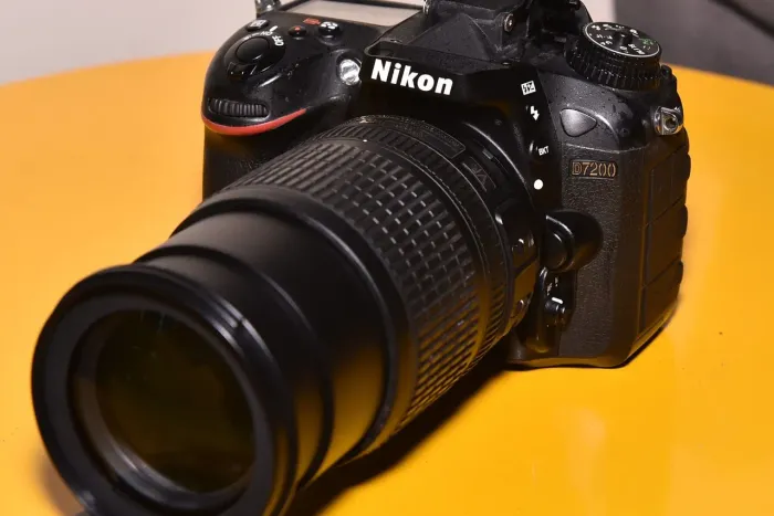 VENDO NIKON D7200 + LENTE 18-105MM