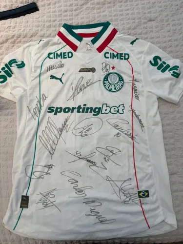 Camisas autênticas autografadas pelos jogadores 