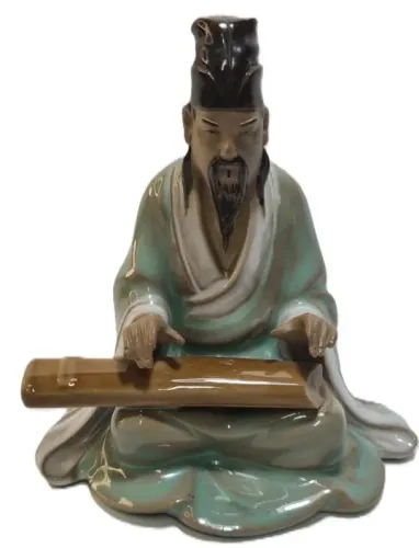 Escultura tradicional chinesa em barro conhecida como mudman. A peça apresenta uma figura