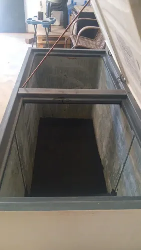 Vendo um freezer. Por R$ 2.000 mil reais está em perfeito estado de conservação e gelando 