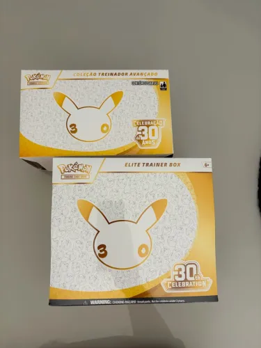 Lote Pokémon TCG Celebração de 30 Anos - 2 Boxes Lacradas PT-BR e Inglês