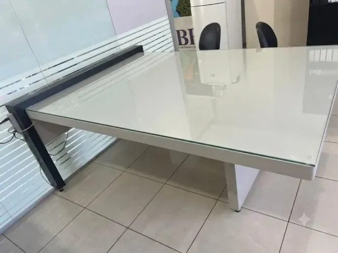 Mesa de Reunião / Diretoria Executiva com Tampo de Vidro - Conservada / Caldas Novas