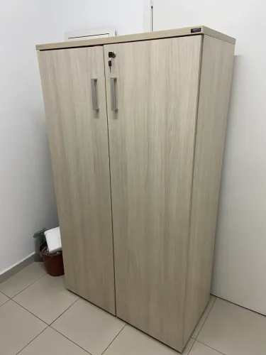 Armário de Escritório Alto com Prateleiras e Chave