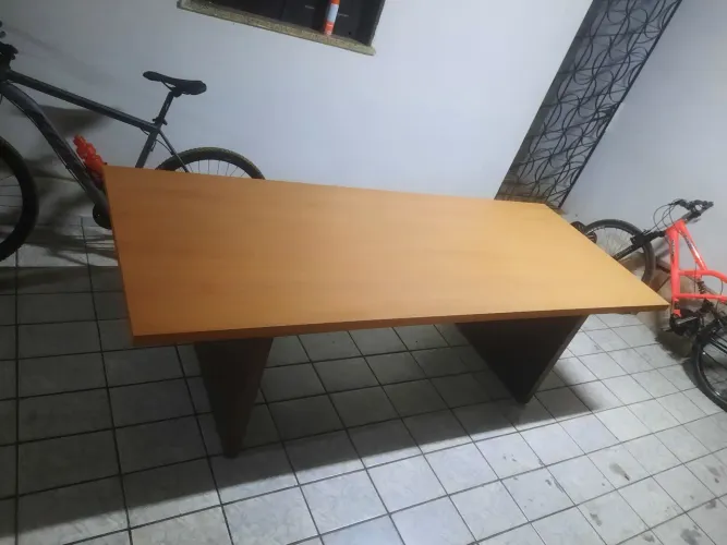 Vendo uma mesa em MDF,: comprimento 244 cm por 95 cm
