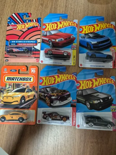 6 carrinhos do modelo Mustang no mundo das miniaturas