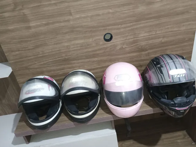 Capacetes e bau moto