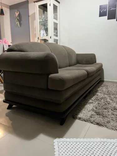 Sofá estilo provençal com pés de madeira
