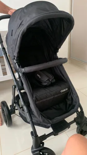 Carrinho de bebê e bebê conforto