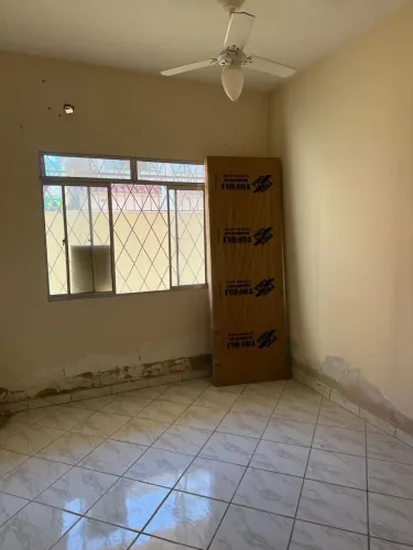 Casa de 2 quartos sala cozinha área de serviço e garagem