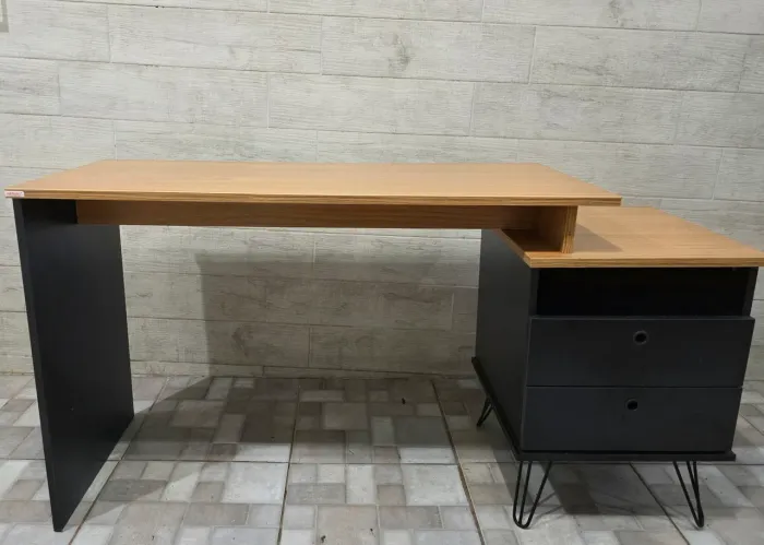 Mesa de Escritório / Escrivaninha.