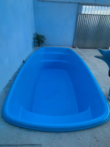 Trabalho com revestimento de piscina de fibra 