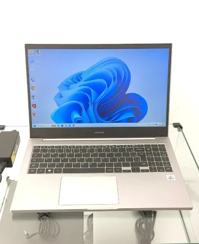 Samsung NP550XDA Notebook i3 10ª Geração 8GB RAM SSD 128GB Full HD IPS 15,6"