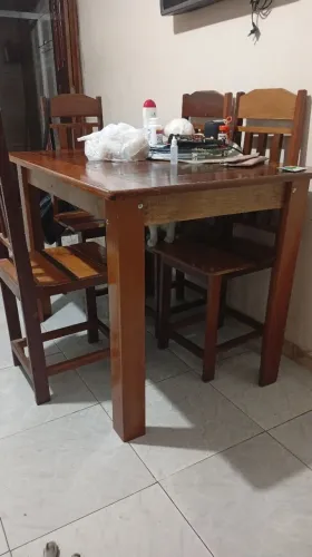 Vendo mesa com quatro cadeiras, semi nova. Motivo da venda: Não tenho espaço para ela?