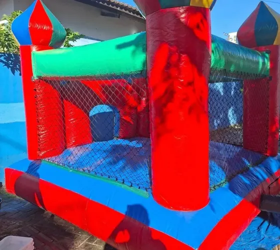 Brinquedo castelo inflável com motor