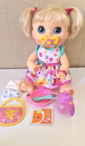 Boneca alive comer e brincar linda