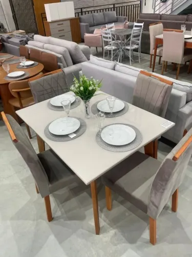 MESA DE JANTAR COM 4 CADEIRAS EM VELUDO (ÚLTIMA PEÇA)
