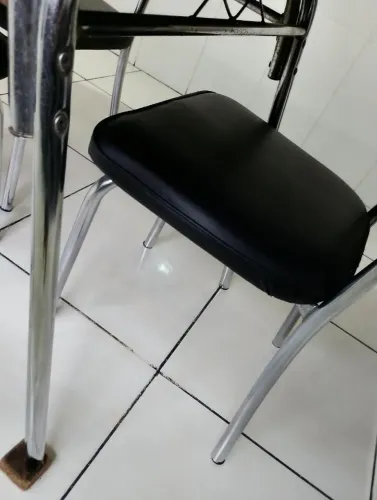 Vendo mesa de jantar 4 cadeira 1.60 por 90 com avarias