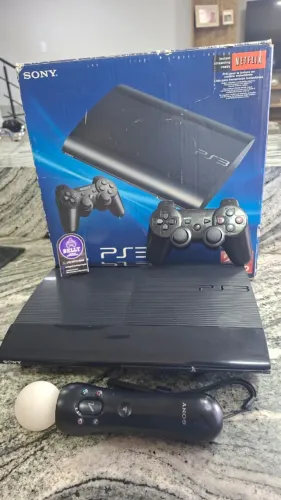 PLAYSTATION 3 SUPER SLIM NA CAIXA + CONTROLE ORIGINAL + 2 JOGOS ORIGINAIS