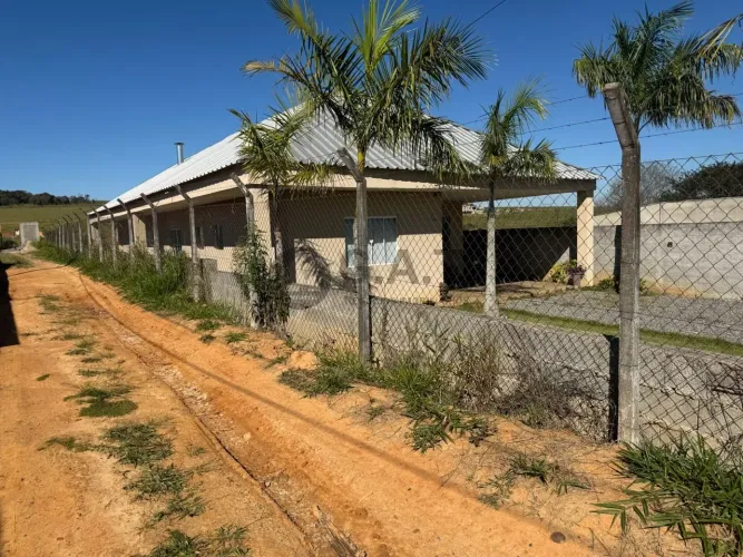 Chácara à venda em Aracoiaba da Serra-SP, bairro Cercado: 2 quartos, 2 suítes, 2 salas, 3 