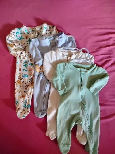 Várias opções de roupas e sapatos pra bebê