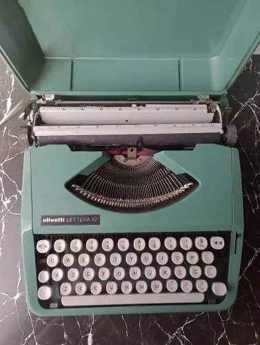 Máquina de Escrever Olivetti Lettera 82