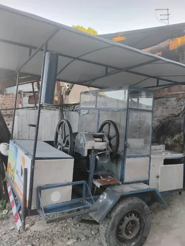 Carroça de caldo de cana e cachorro quente
