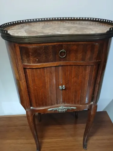 Cabeceira luiz XV com ricos detalhes em marchetaria e tampo de mármore. 