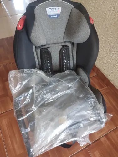 Vendo cadeirinha de criança nova.  Aceito proposta 