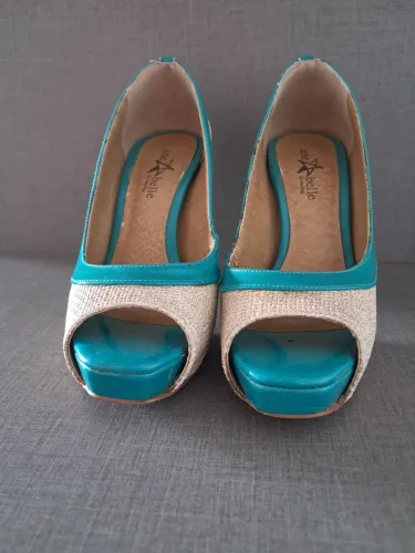 Sandália Peep toe bege com verde turquesa. Salto 10cm. Tamanho 35