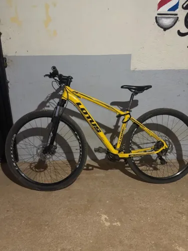 Bike lótus amarela, semi nova