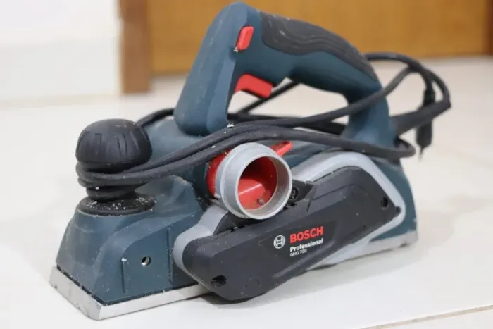 Plaina Elétrica Bosch GHO 700 Professional 220V 700W - Excelente Estado