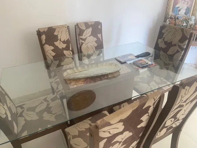 Mesa de vidro com 6 cadeiras