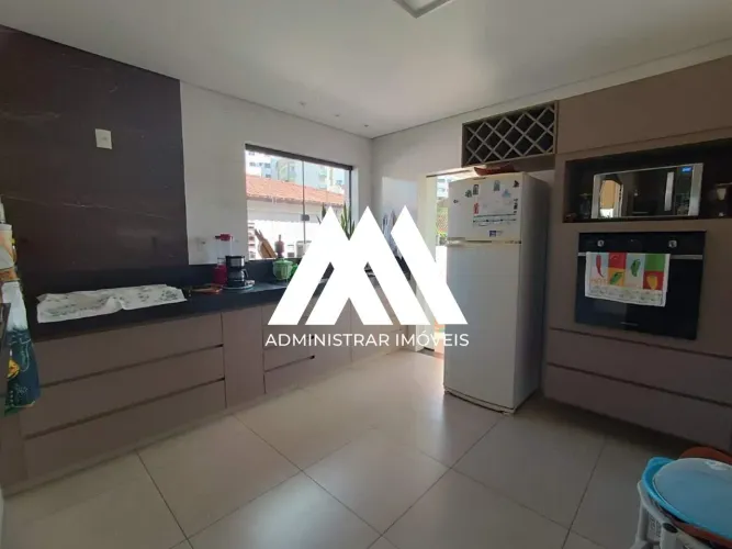 Vendo casa em Itaúna em excelente localização!