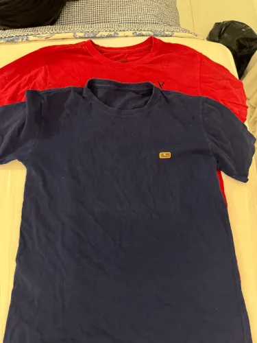 Vendo blusas infantil - vermelha e azul - cada por 10 reais - tamanho 12.