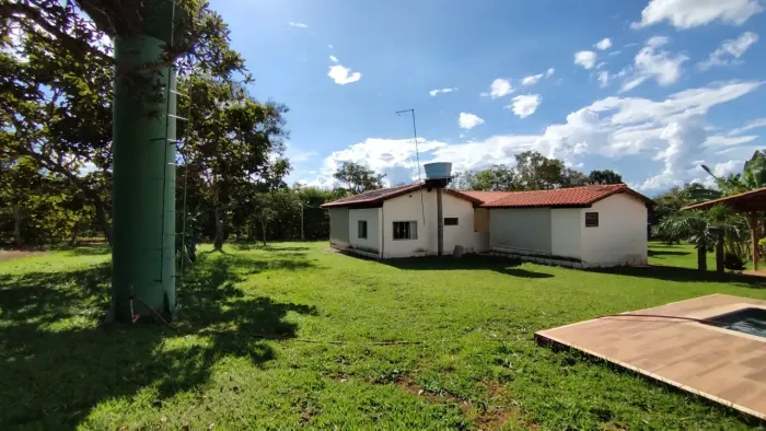 Chácara escriturada em condomínio fechado, casa principal, de caseiro, pomar e lazer compl