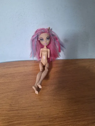 Boneca monster high para restauro ou aprovaitamento de peças