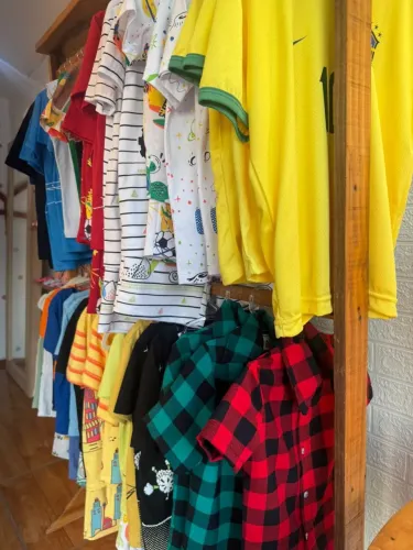 Móveis madeira a venda + Roupas 