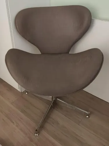 Cadeira giratória com pés de metal 