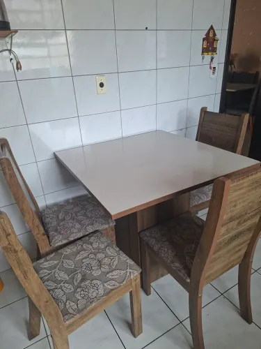 Mesa de 4 cadeiras