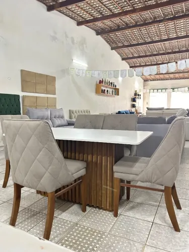 Mesa de Jantar base ripada, tampo MDF, cadeiras acolhchoadas