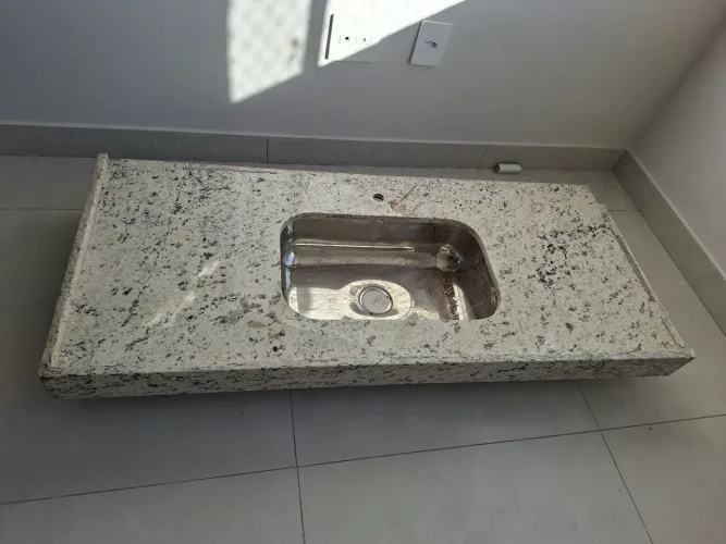 Pia bancada para cooktop e prateleira granito Dálias nunca utilizados.