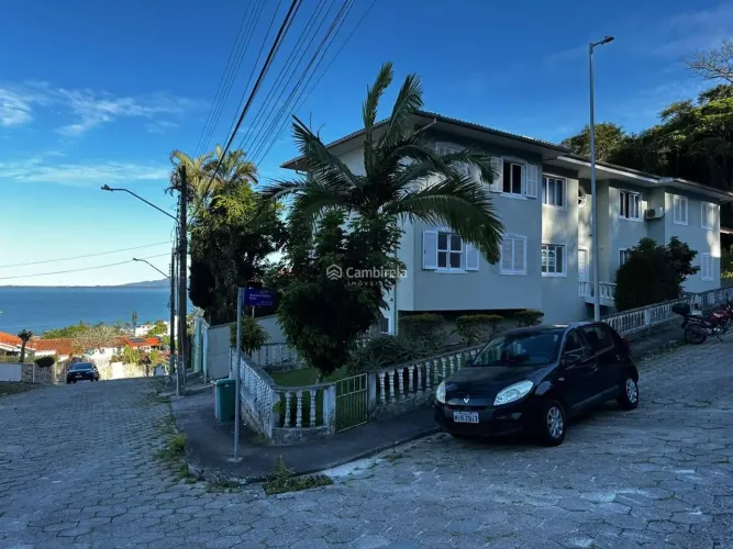 Apartamento de 02 dormitórios para locação no Centro/ São José