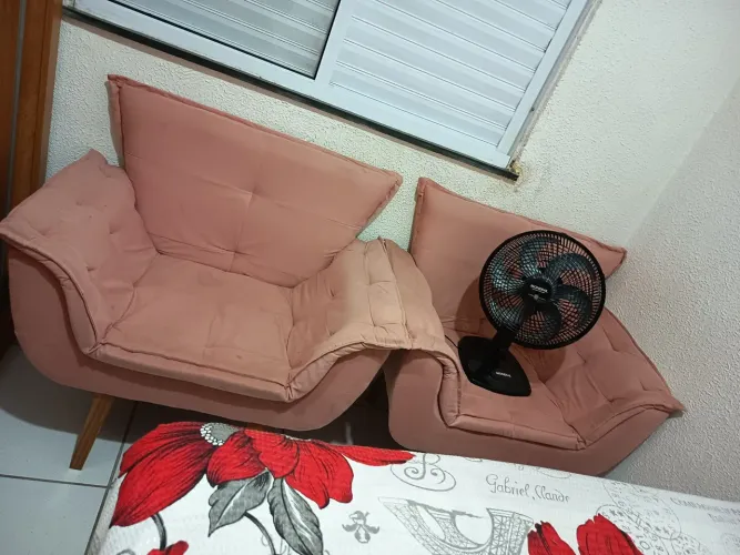 Vendo cadeira profissional de cabeleireira ou barbeiro, e duas poltronas rosas 