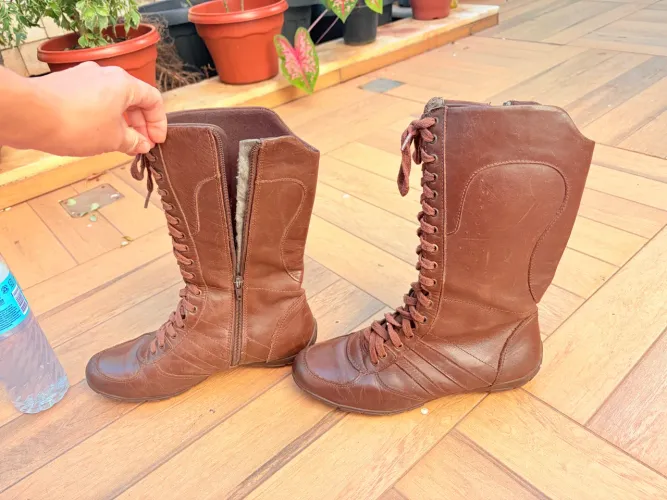 Bota de couro marrom
