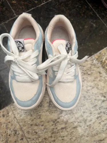 Vans semi novo primeira linha