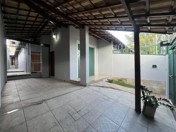 Casa Geminada á venda no bairro Santa Monica, Belo Horizonte - MG.