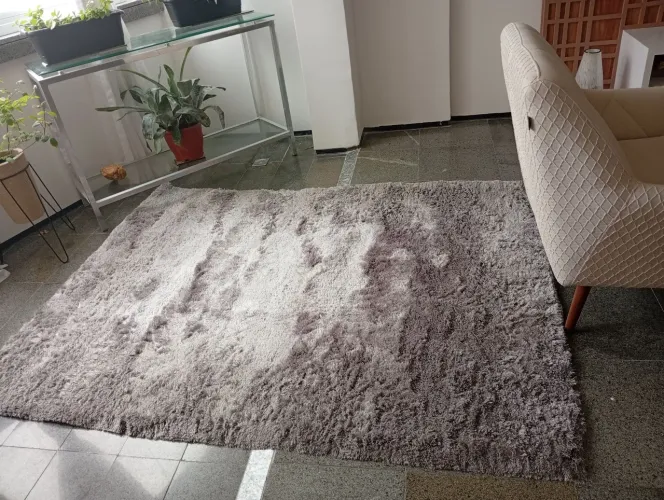 Tapete cinza prata medindo 1,5 por 2,0 metros.